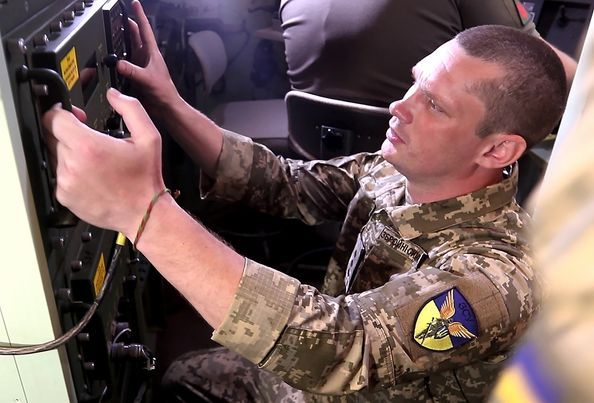 Командир зенітної ракетної батареї HAWK Сергій під час знищення ударних дронів.
