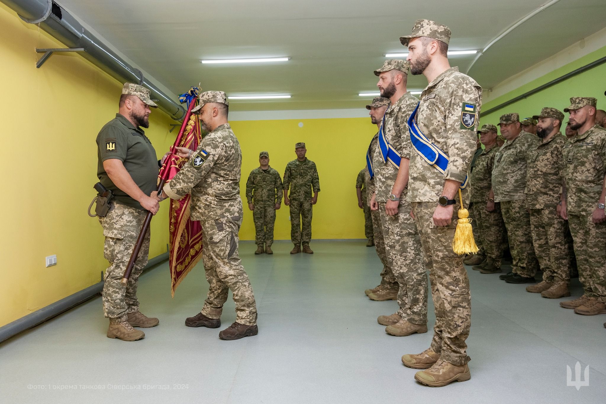 Леонід Хода (праворуч) передав бойовий прапор  новому командиру Олегу Могульському (ліворуч).