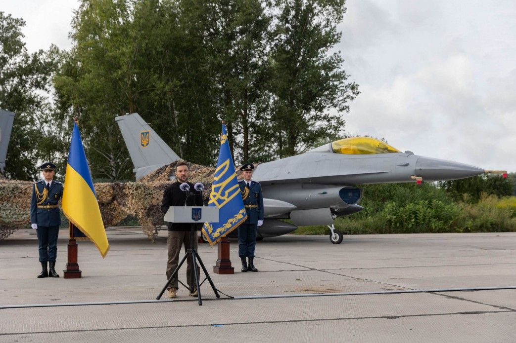 Зеленський вітав воїнів на фоні винищувача F-16.