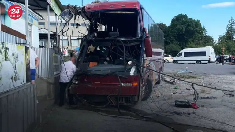 Пасажирський автобус зі школярами розбився на Хмельниччині у селі Жванець.