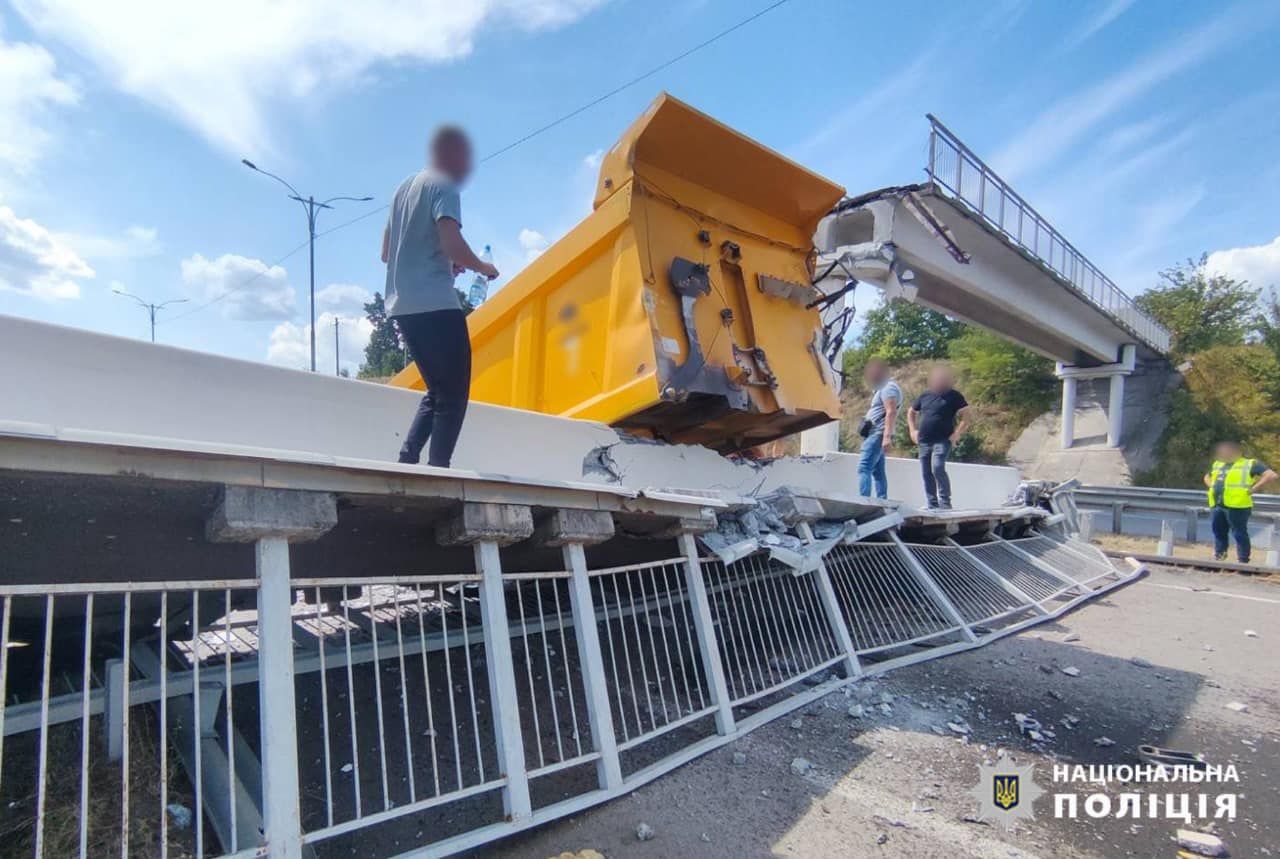 На Черкащині самоскид протаранив пішохідний міст, який не витримав удару й обвалився.