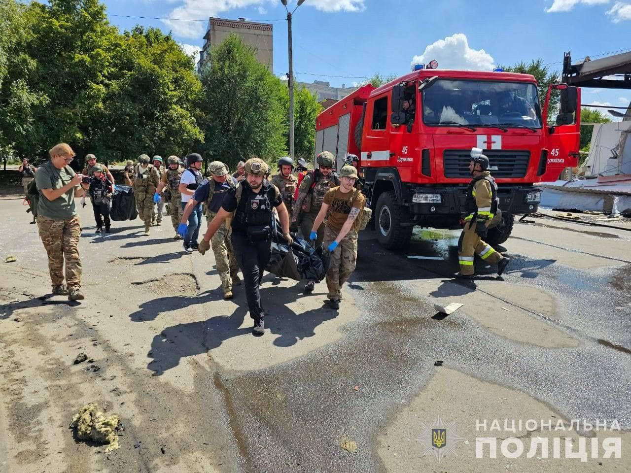 На місці працюють усі профільні служби. Повна інформація щодо постраждалих та руйнування встановлюється.