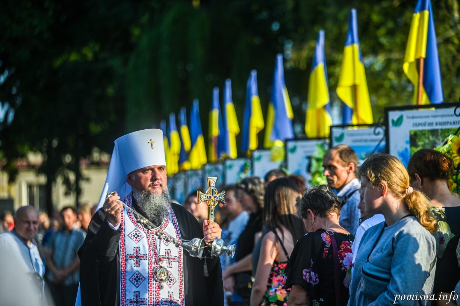 Предстоятель ПЦУ помолився за полеглих захисників України та поклав квіти до меморіалу на їх честь.