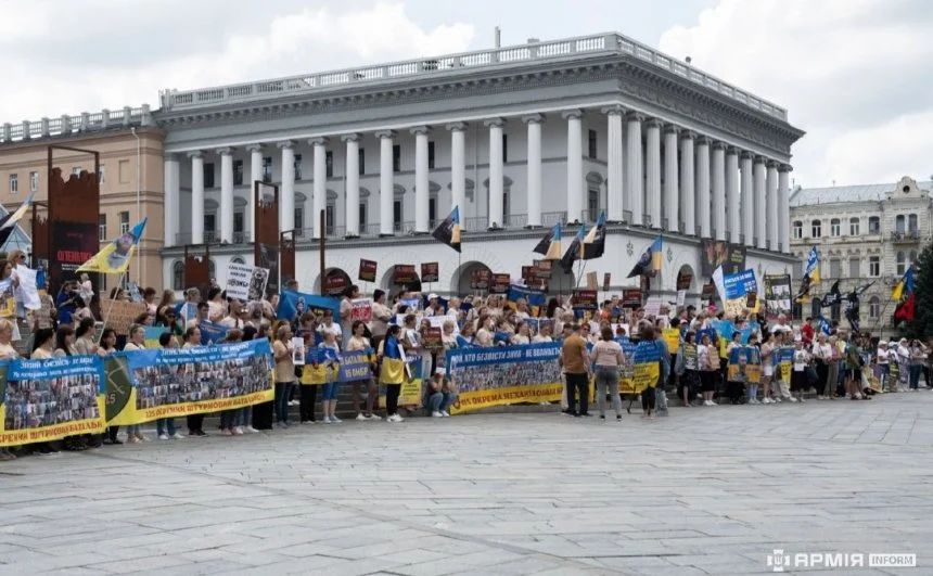 У центрі Києві відбулася мирна акція на підтримку родин військовослужбовців, які зникли безвісти.