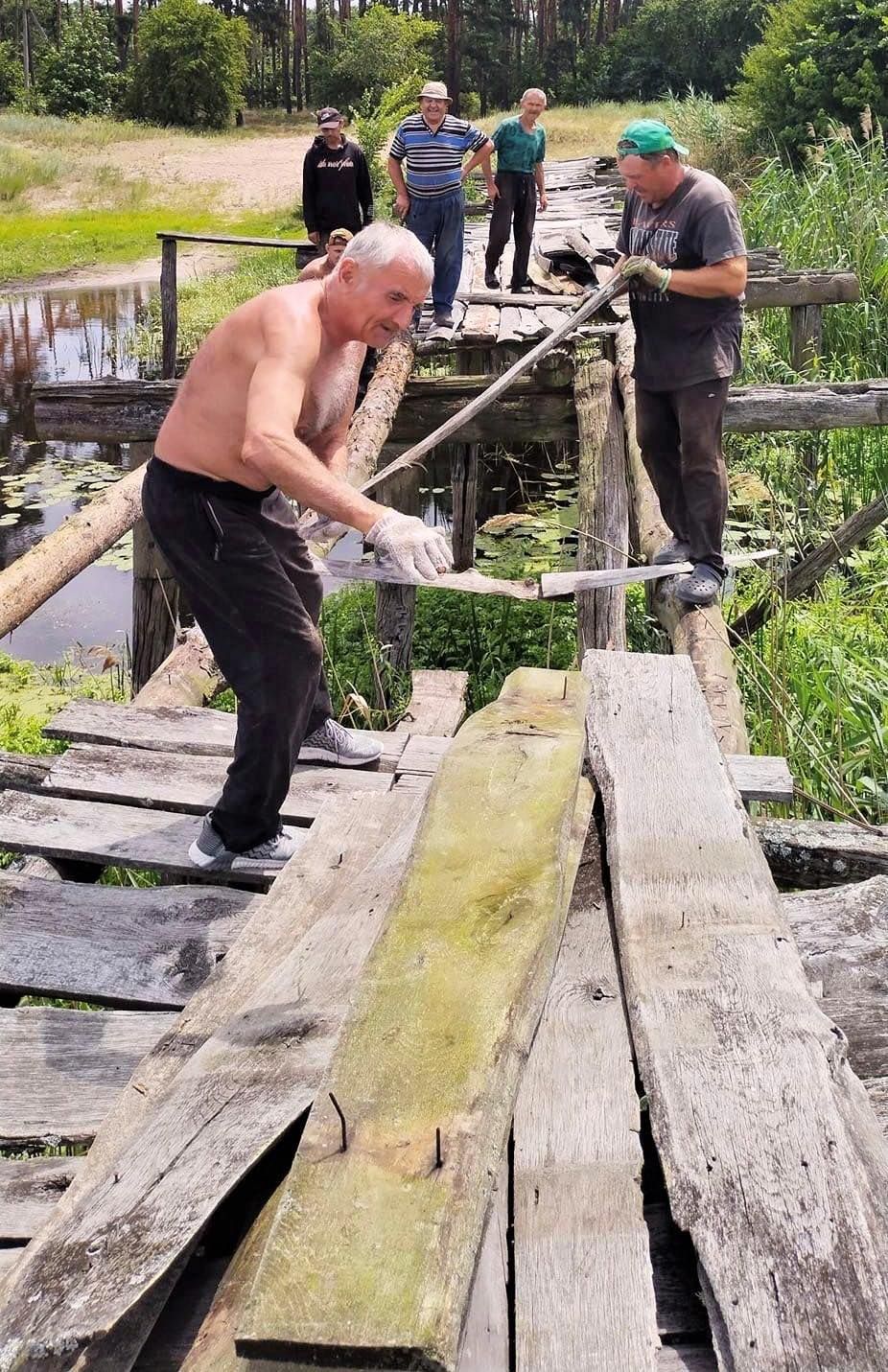 Хтось над прірвами зводить мости