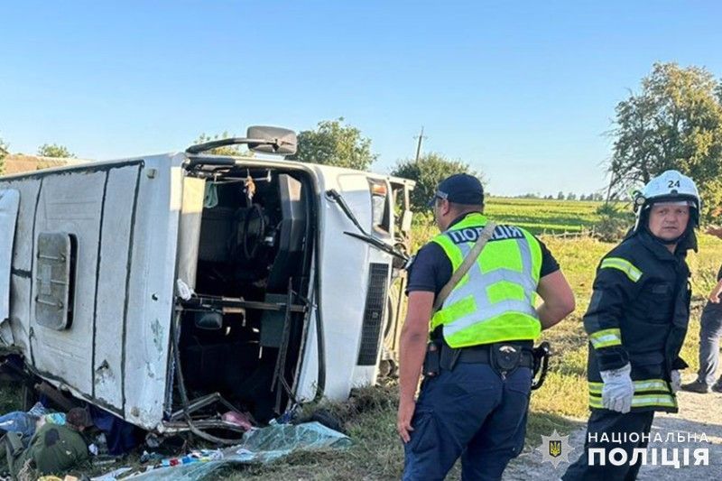 В автобусі перебувало 19 дітей та четверо дорослих. На місці трагедії. У результаті аварії одна дитина та один дорослий, який здійснював супровід дитячої групи, загинули.