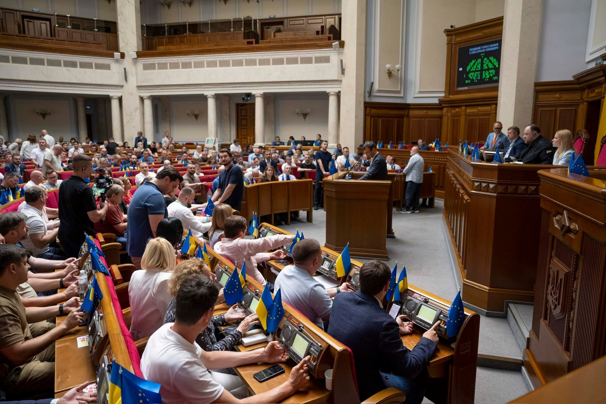 Нардепів доведеться терміново збирати для підтримки ініативи президента.