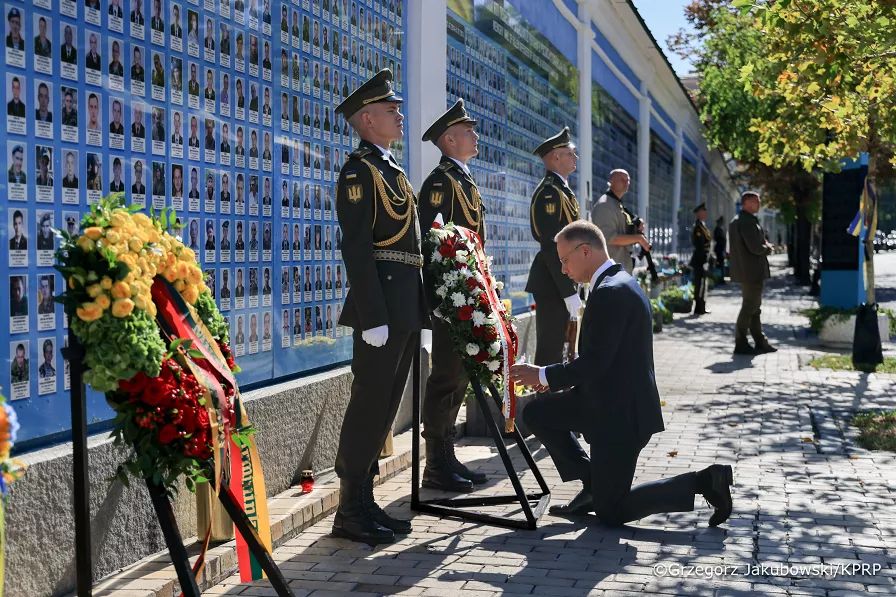 Президент Польщі Дуда у Києві вшанував пам’ять полеглих захисників України, фото