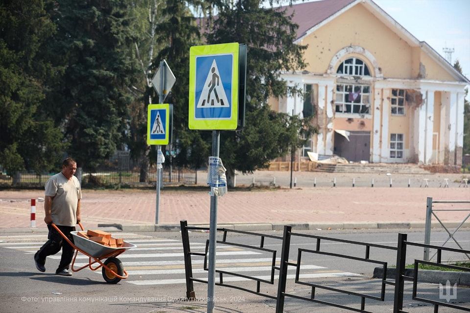 Росіяни закидають Суджу КАБами, обстрілюють артилерією і дронами-камікадзе.