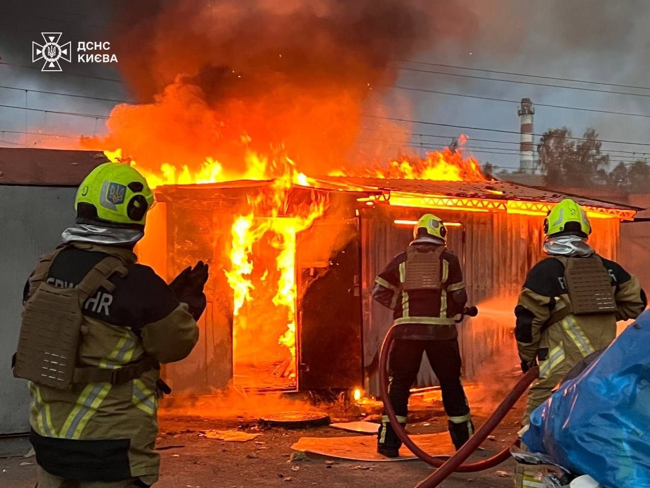 Наслідки нічного удару росіян по Києву в ніч на 2 вересня (рятувальники ліквідовують пожежу в одному із постраждалих районів столиці)