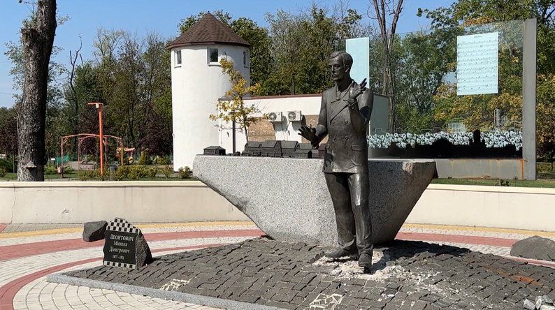 Пам'ятник Леонтовичу в Покровську демонтували і встановлять у Вінниці