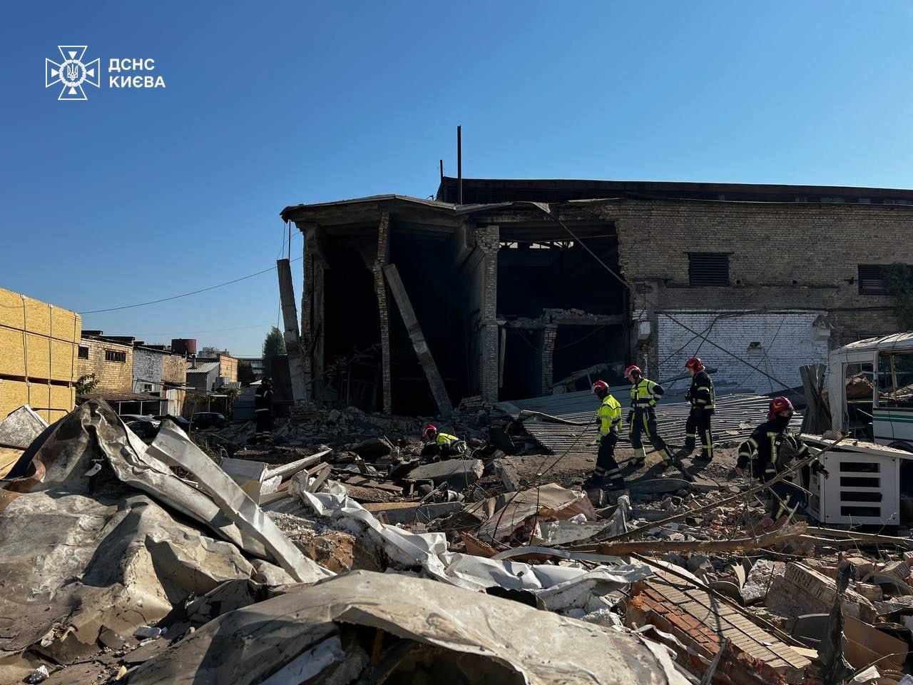 Трагедія у Києві: стався вибух на автопідприємстві, є загиблі, фото