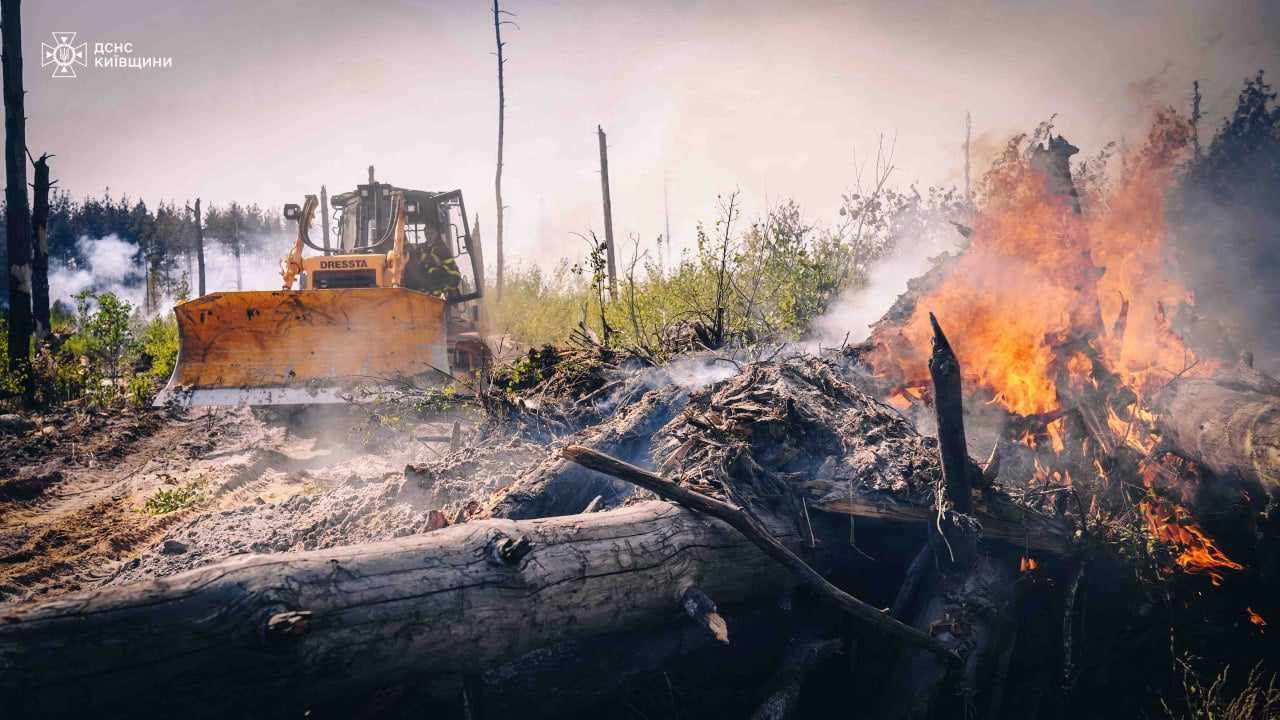 На Київщині триває ліквідація пожежі на відкритій території.