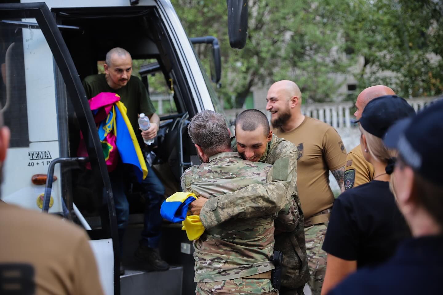 Звільнені «азовці» вже зустрілися з рідними і близькими, фото