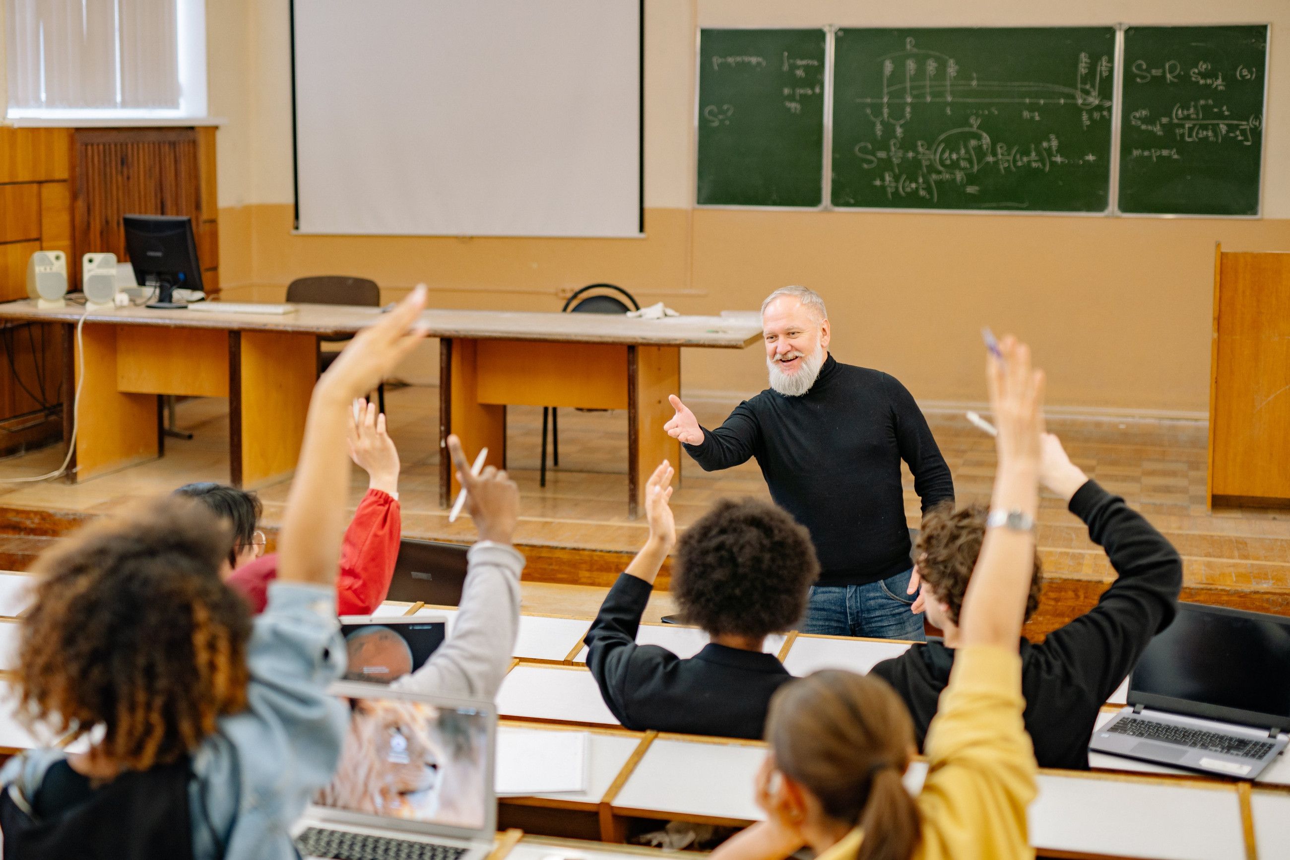 Будь-які рішення щодо змін освітнього законодавства мають прийматися після широкого висвітлення та обговорення.