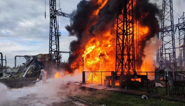 Знеструмлено залізницю та шахти: рашисти атакували енергообʼєкти у восьми областях