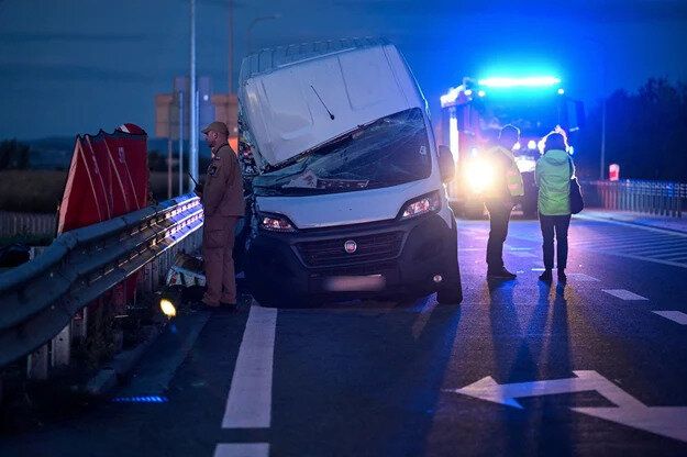 Трагедія у Польщі: мікроавтобус з українцями врізався у вантажівку, є загиблі, фото