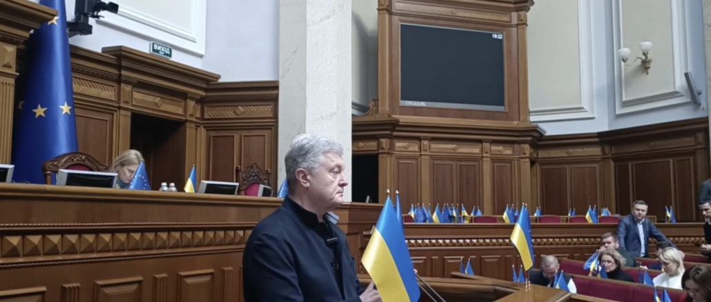 Петро Порошенко на брифінгу у Верховній Раді після голосування змін до Податкового кодексу заявив, що це рішення буде руйнівним для української економіки.