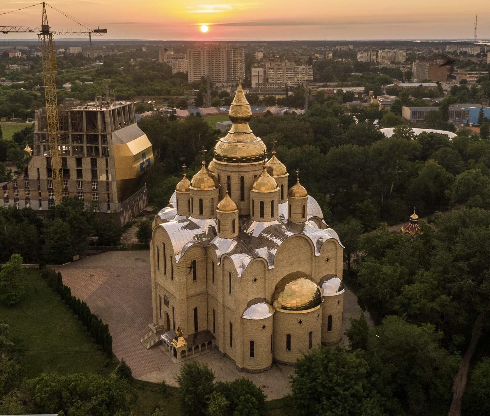 У соборі в центрі Черкас між вірянами УПЦ МП та ПЦУ сталася бійка.