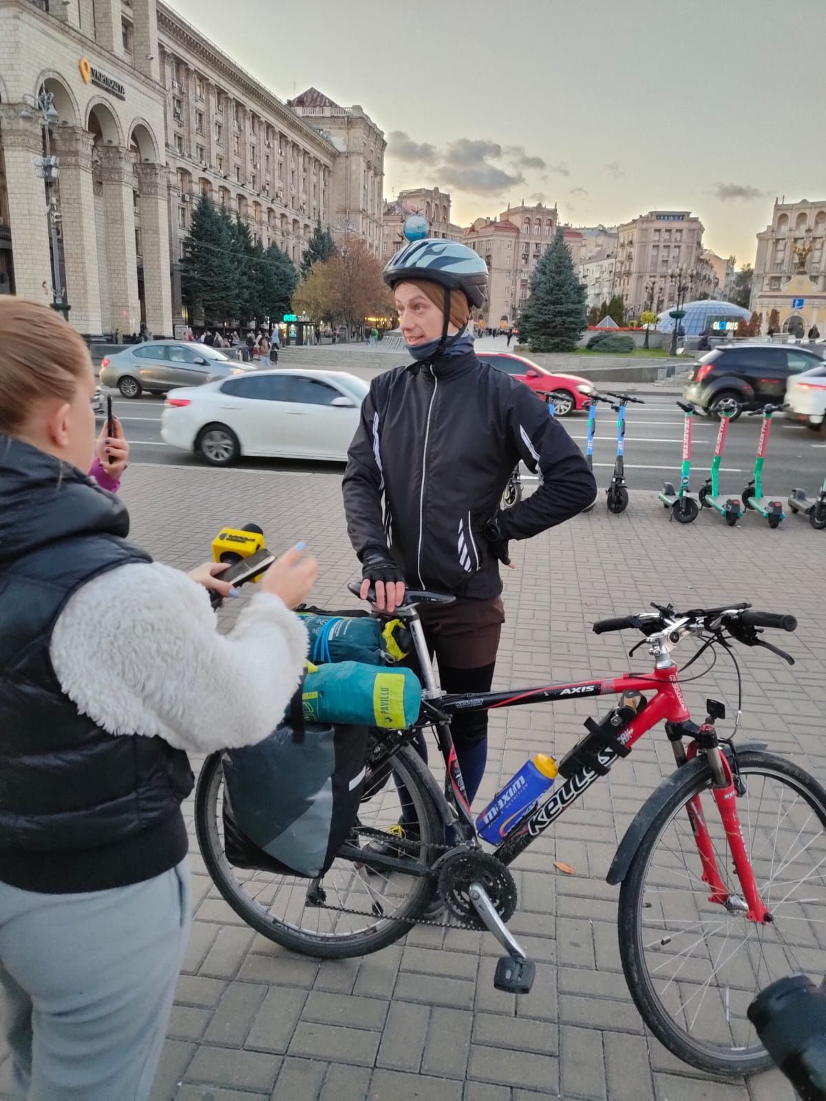 На Майдані Незалежності велосипедиста зустрічали українські активісти, звільнені з полону, родини Оборонців, журналісти, а також представник Координаційного штабу.