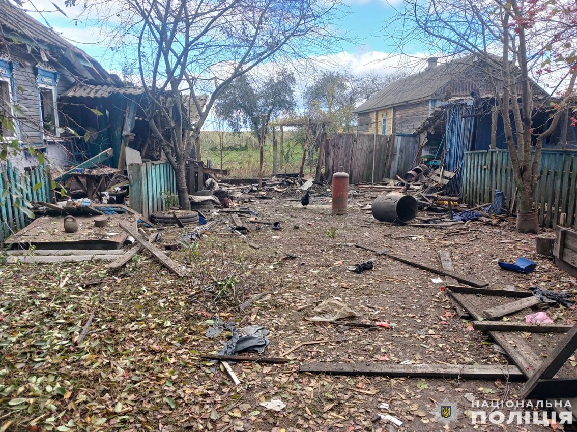 Наслідки російського удару по прикордонному селу на Чернігівщині - пошкоджено будинки та авто.