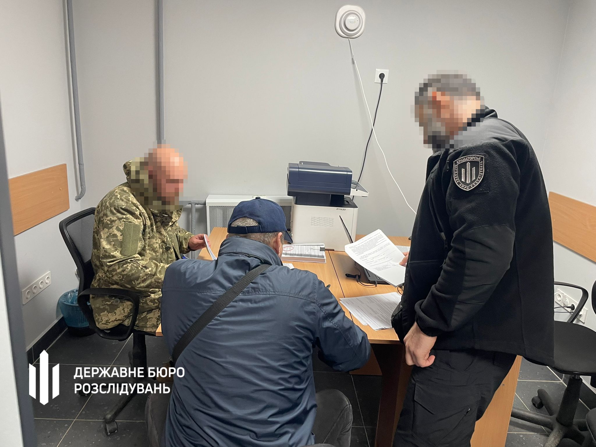 ДБР викрило полковника медслужби, який допоміг дружині отримати майже мільйон «бойових» виплат, залишаючись у тилу.