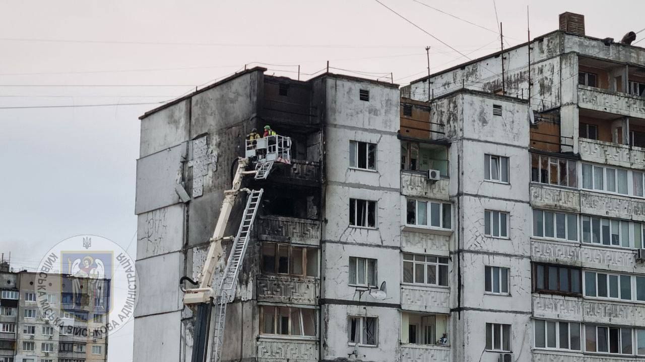 Наслідки атаки російських безпілотників в Святошинському районі Києва.