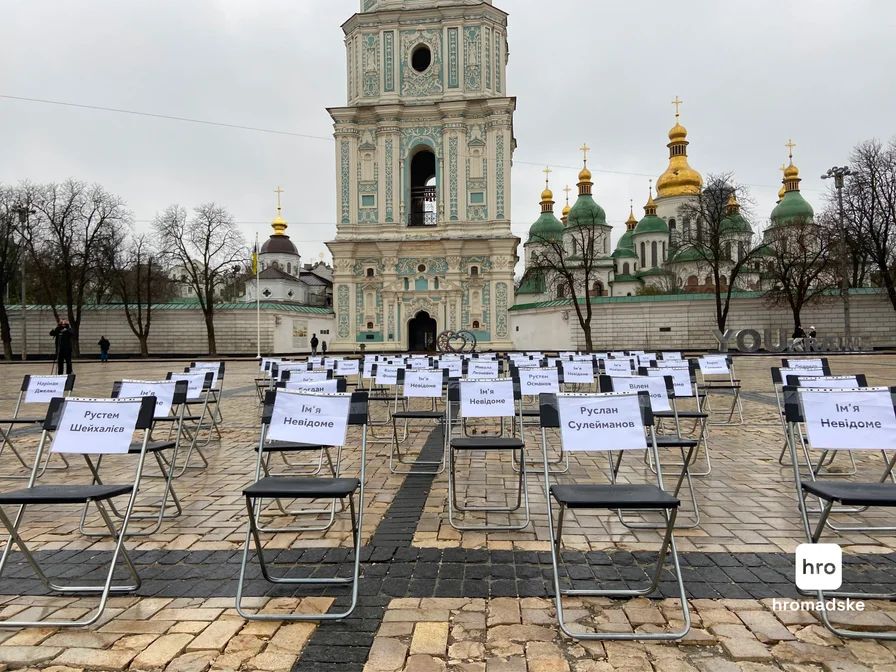 У Києві провели акцію «Порожні стільці» на згадку про ув’язнених, полонених та зниклих безвісти журналістів і митців.