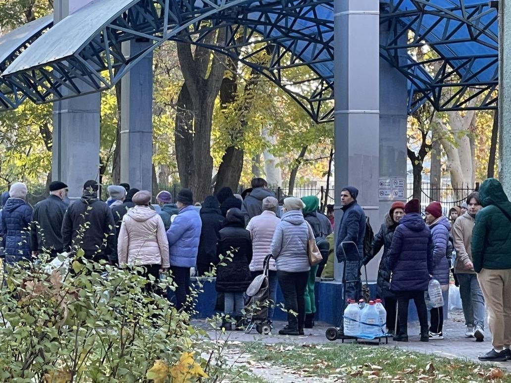 В Одесі після обстрілів утворилися черги до бюветів.