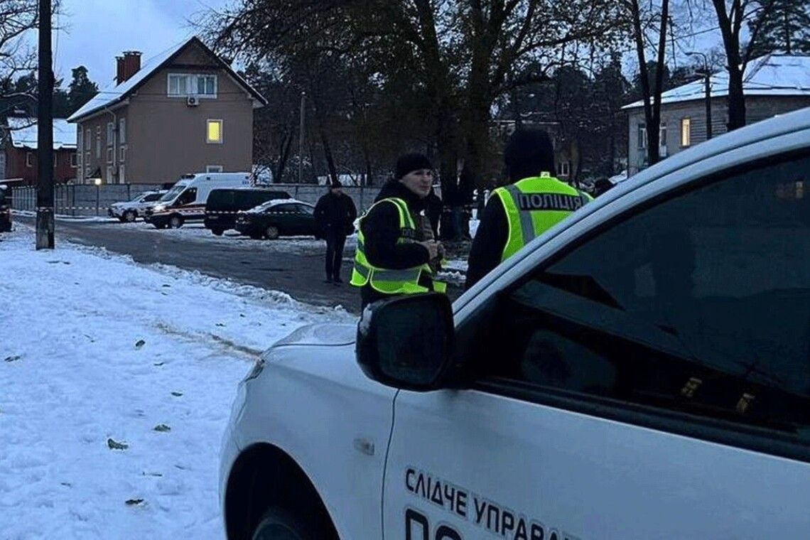 Невідомі залишають біля адмінбудівель вибухівку з онлайн-камерами або заманюють поліцейських у пастки.