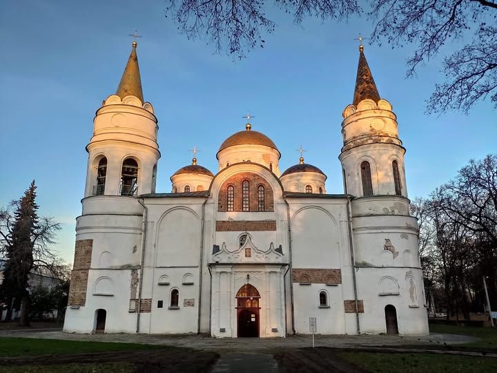 Спасо-Преображенський собор, ХІ століття на Дитинці у Чернігові.