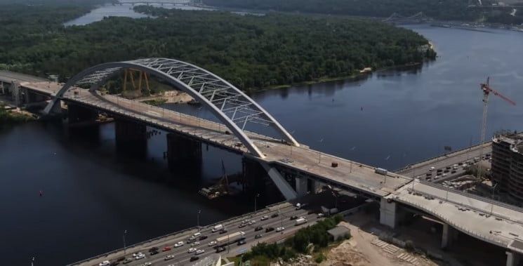 Подільський мостовий перехід у Києві проходить через річки Дніпро і Десенку  й з'єднує Поділ з лівобережними житловими масивами Воскресенка та Райдужний.