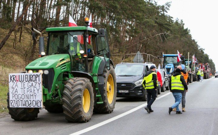 Блокування кордону з Україною: як польські фермери своїми протестами допомагають росії