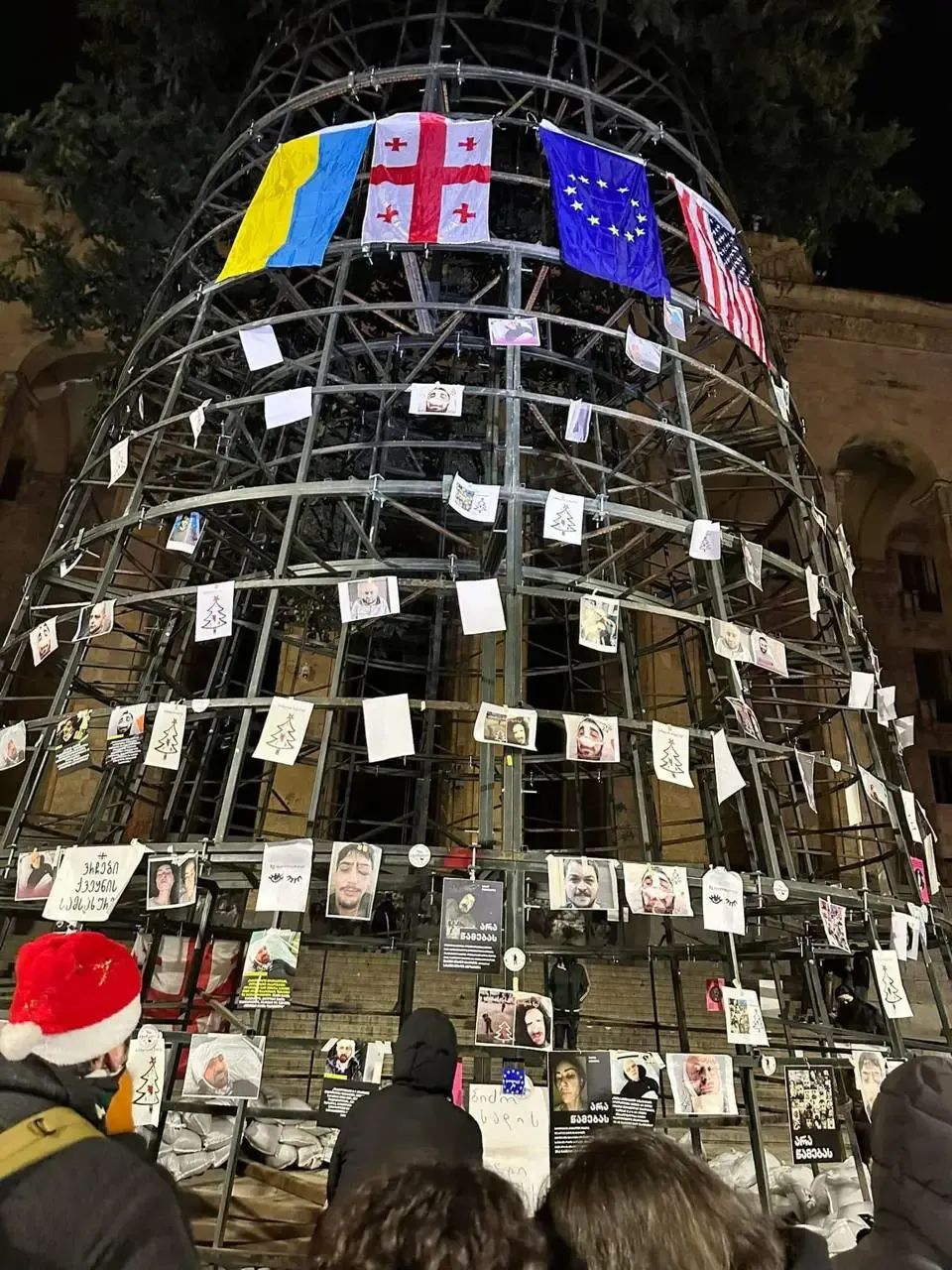 У Тбілісі з «йолки» зірвали світлини постраждалих на мітингах