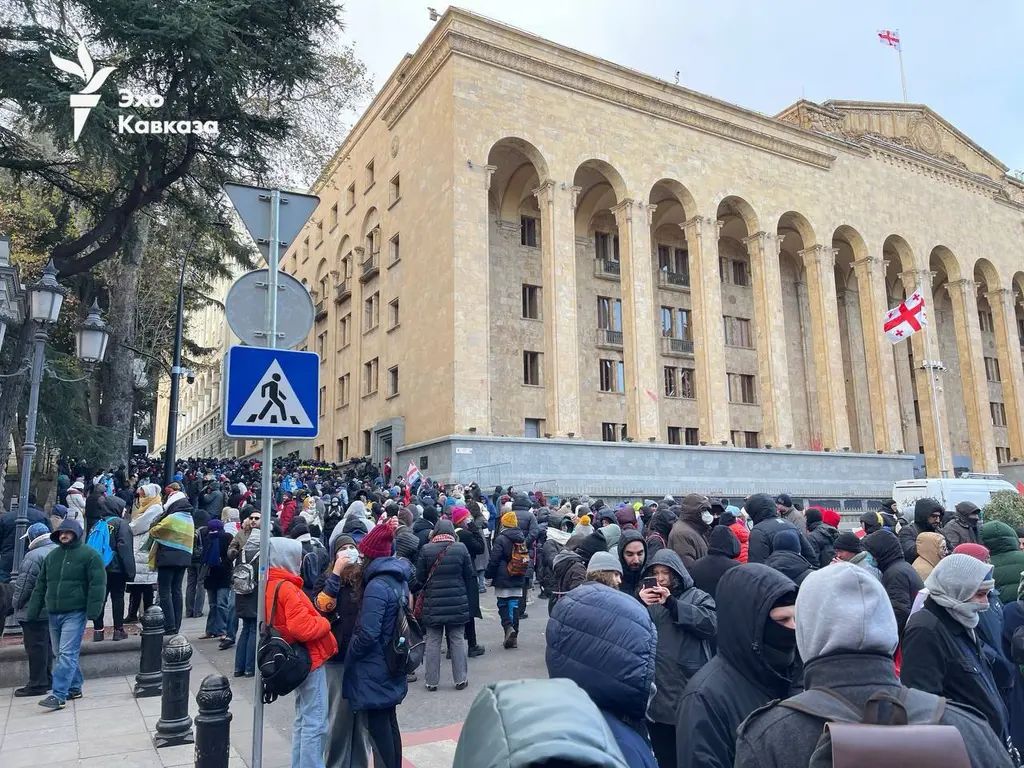 У парламенті Грузії в Тбілісі починаються "вибори президента" - під стінами протест.