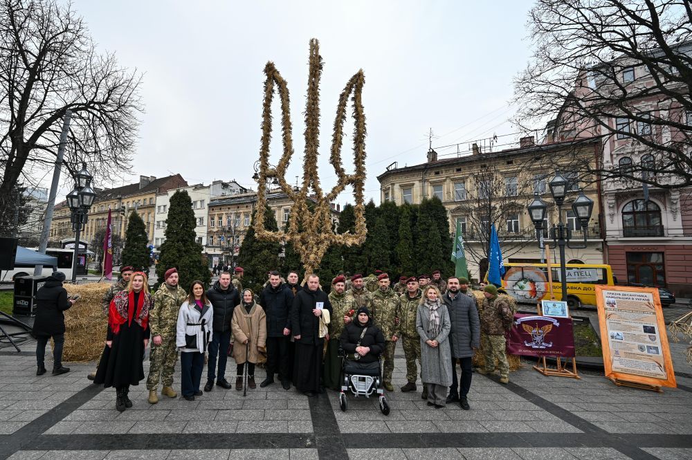 У Львові встановили найбільший в Україні тризуб з сотень дідухів, які сплели поранені військові.