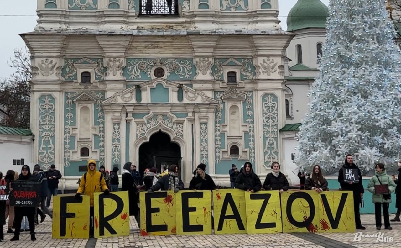 За лічені дні до Нового року родини, друзі та небайдужі мешканці столиці зібралися, щоб нагадати про полонених, у яких немає свят, а лише тортури і жахи російського полону.