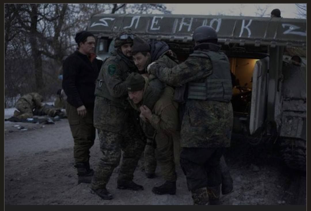 Заступник командувача ДШВ полковник Юрій Алімович Галушкін несе пораненого солдата з евакуаційної машини (район населеного пункту Піски, 2014 рік) під час виконання завдань у Донецькому аеропорту.