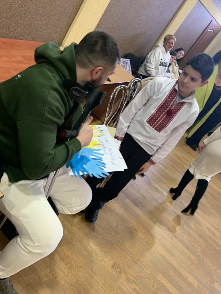 Дотики вдячності: діти Хустської спеціальної школи відвідали захисників, які відновлюються після поранень