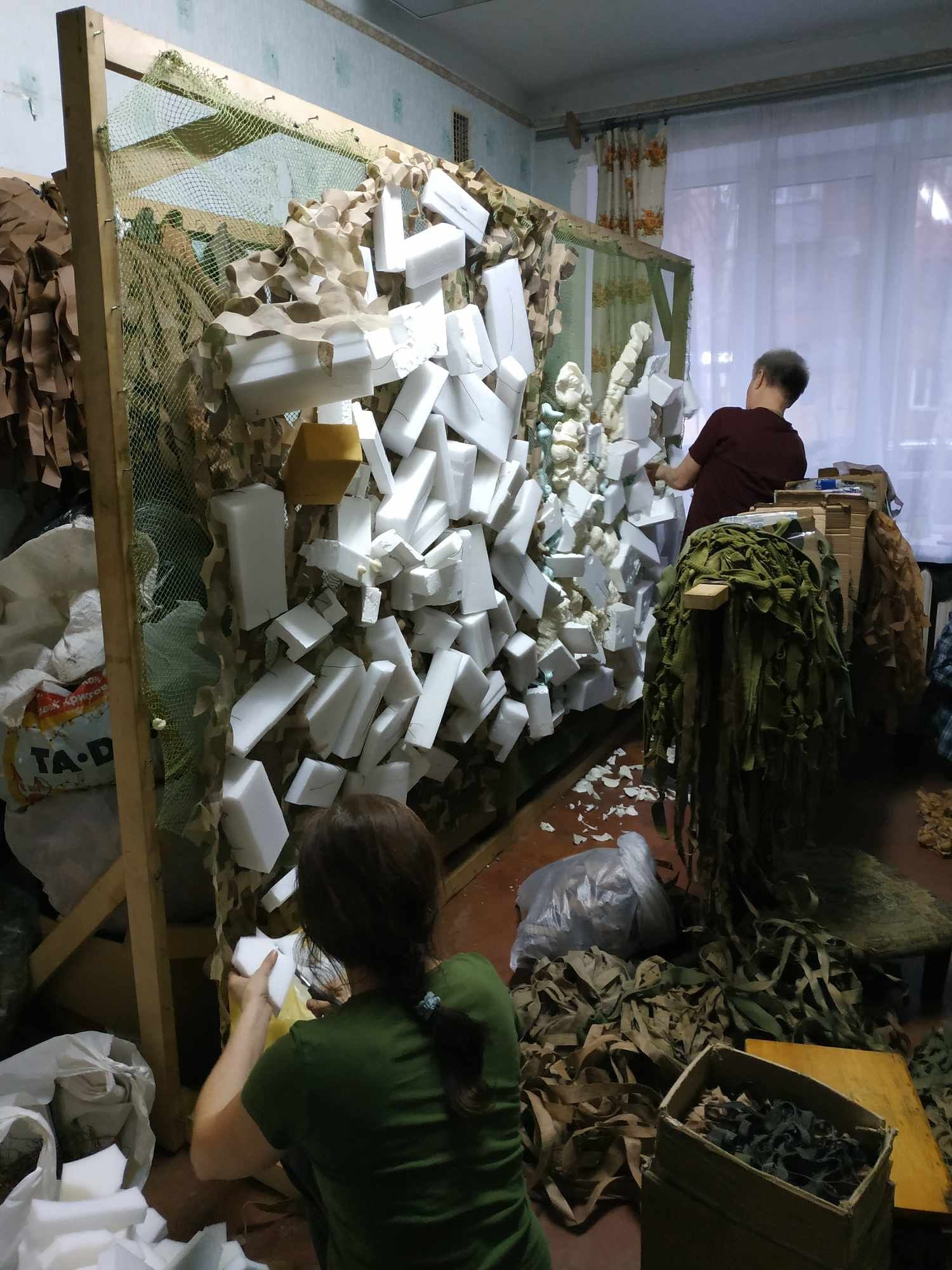 Буває, що й сміття стріляє: полтавські волонтери виготовляють маскувальні сітки для захисту в міських боях