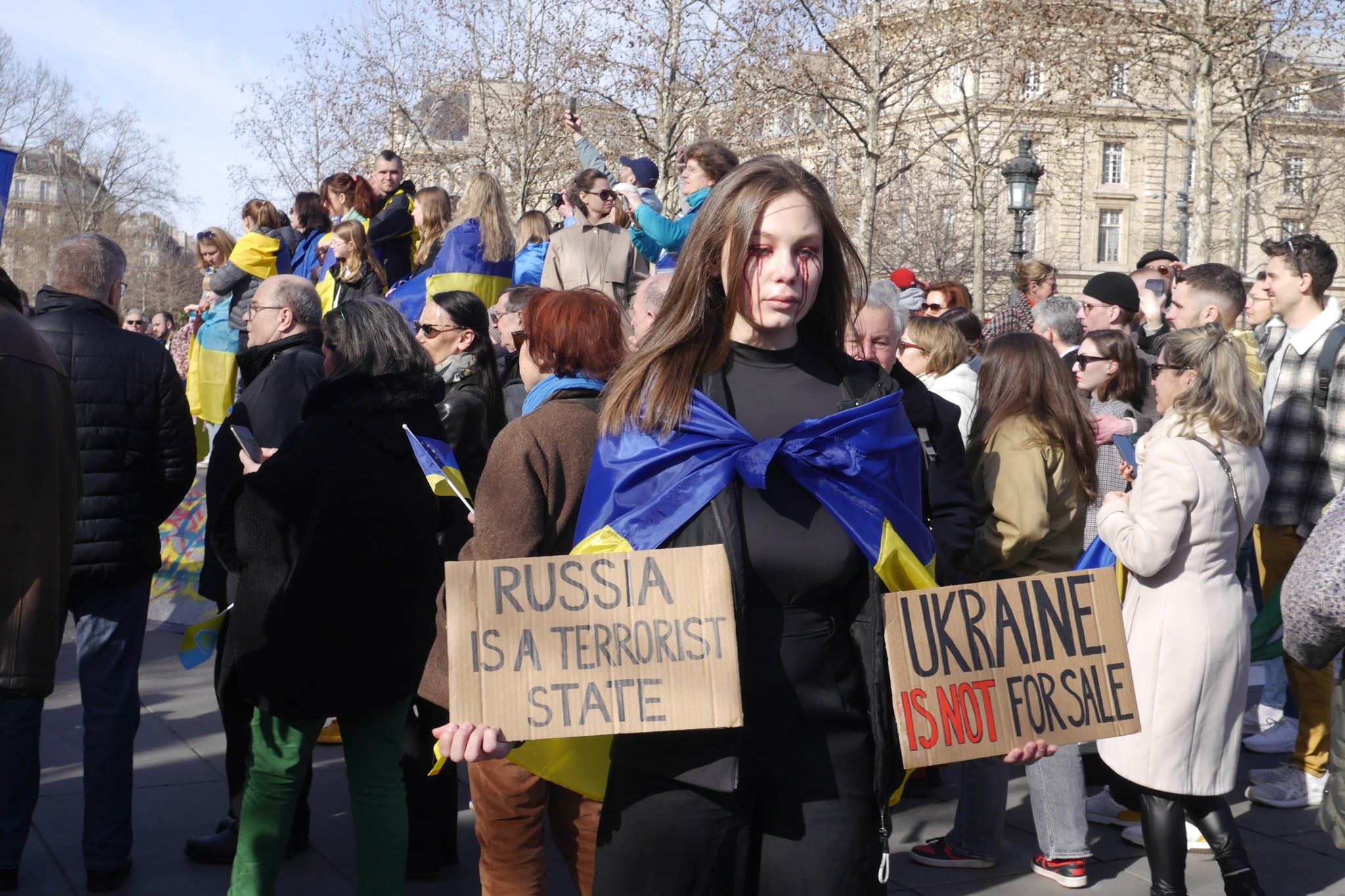 Активісти у Франції підтримують Україну.