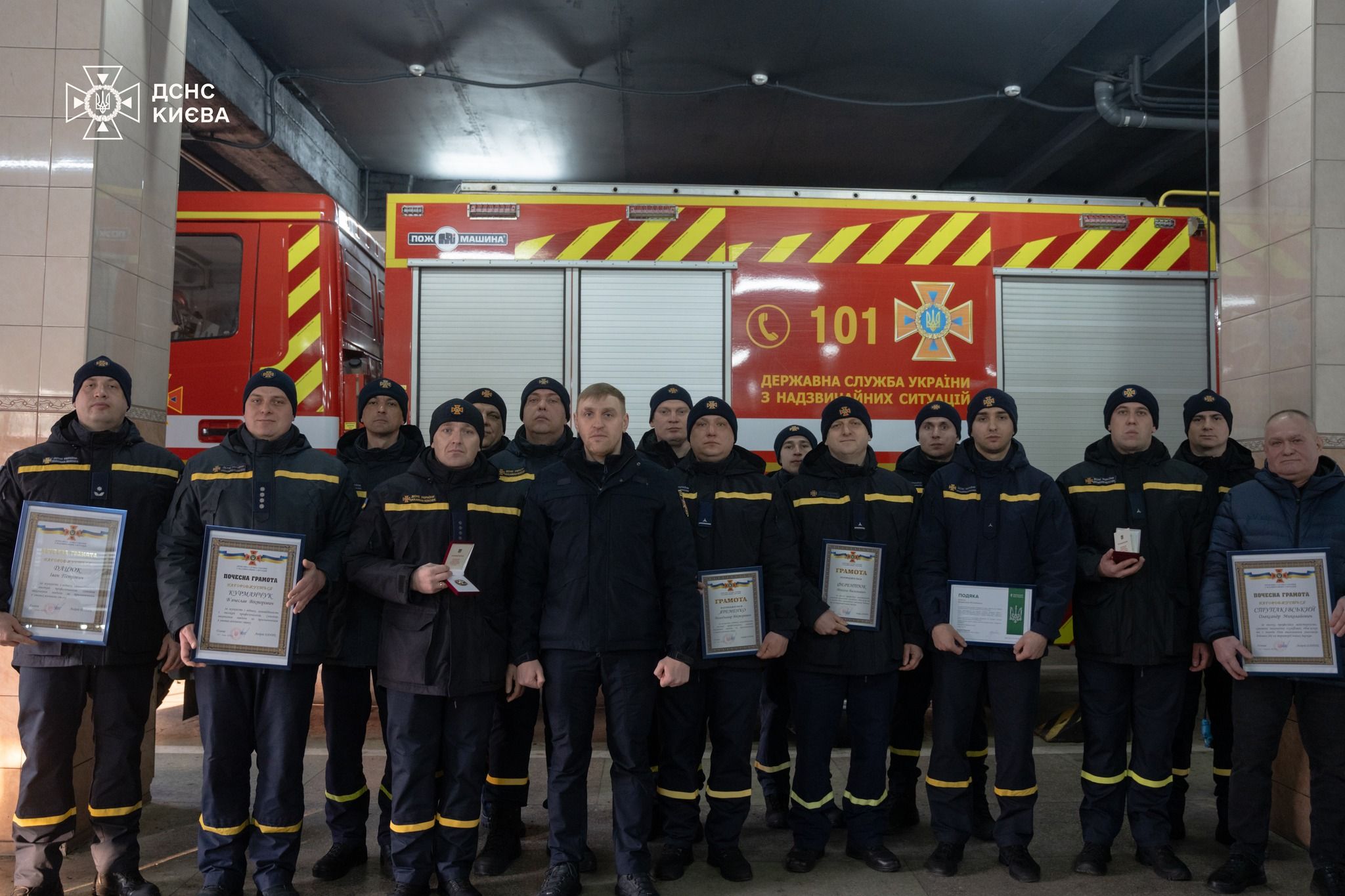 Рятувальників у Києві нагородили  за відвагу під час ліквідації наслідків рашистських обстрілів, фото