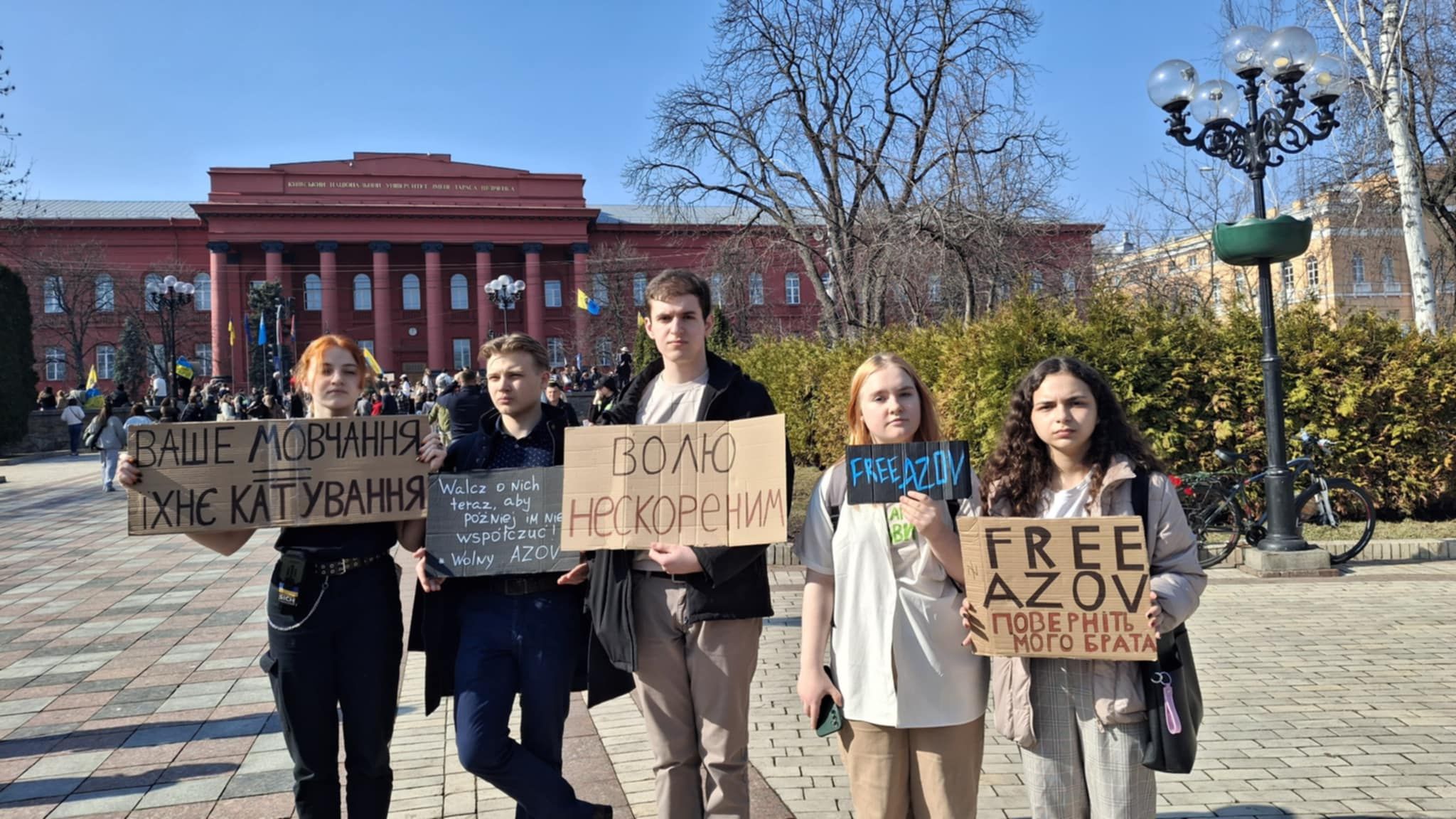 Біля Університета Шевченка пройшли дві акції: нагадування про військовополонених та вшанування Кобзаря, фото