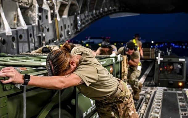 Міністерство національної оборони Польщі підтвердило відновлення постачань американської зброї Україні через хаб у польському Жешуві.