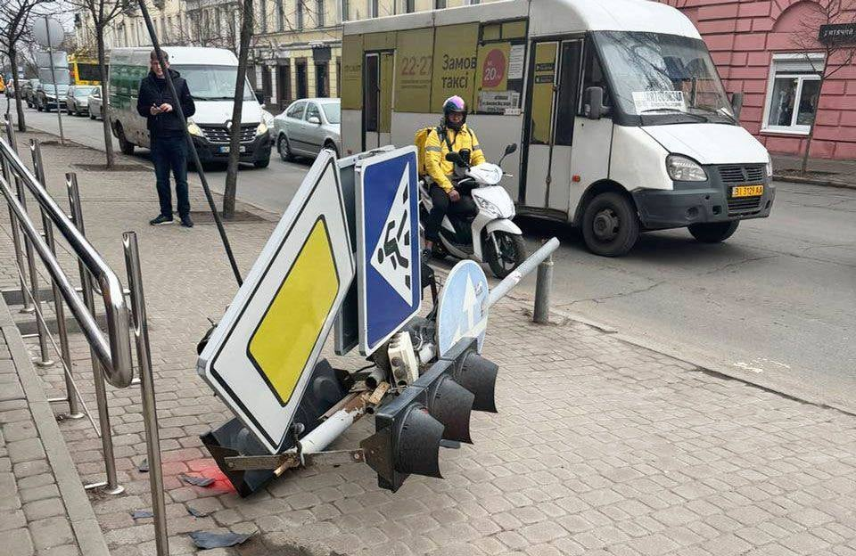 У Полтаві на 17-річну студентку впав світлофор: яку причину назвали комунальники
