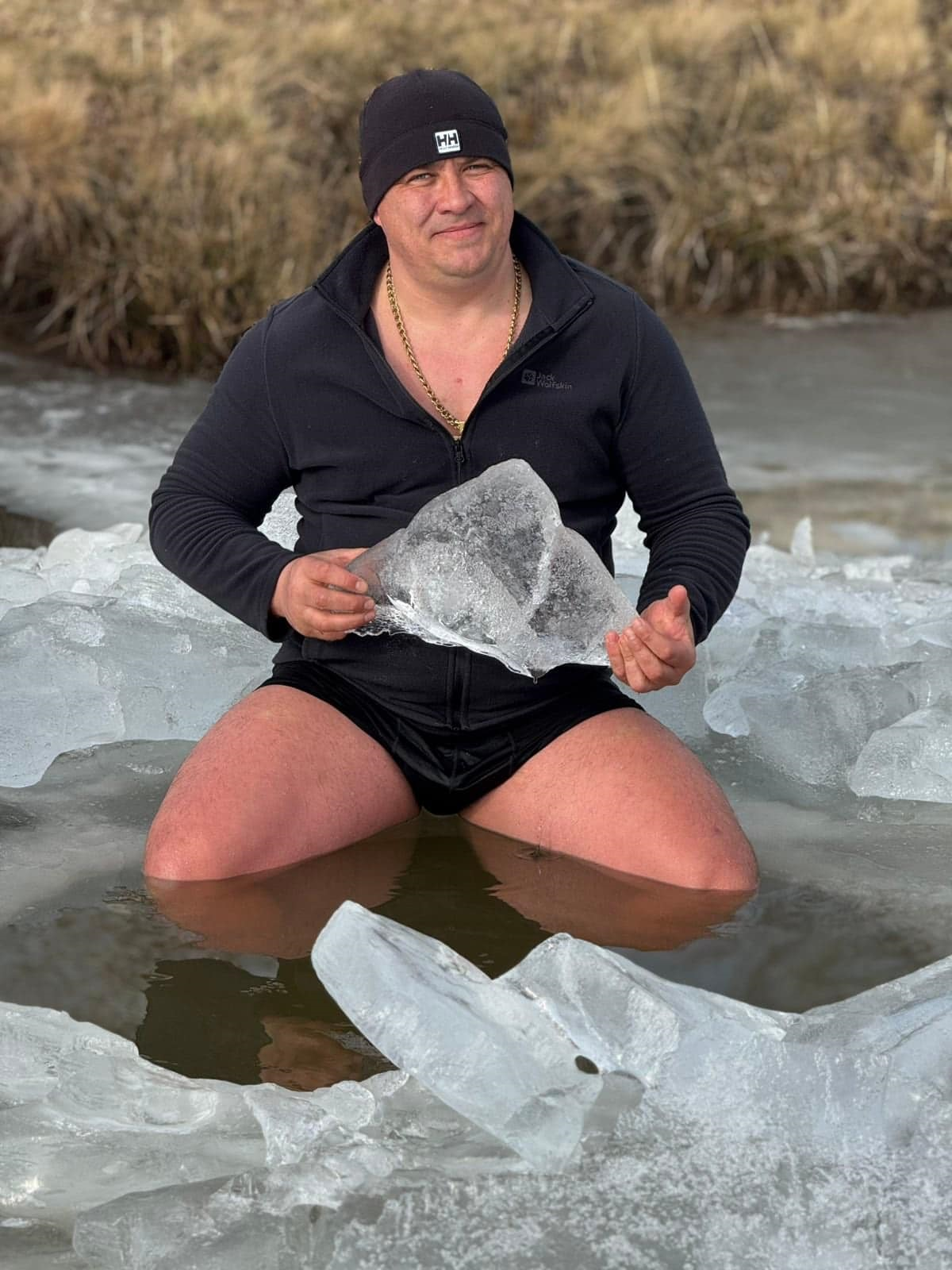 Український «криголам»: житель Рівненщини Віктор Ямпольський посидів у льодяній ополонці на рекорд