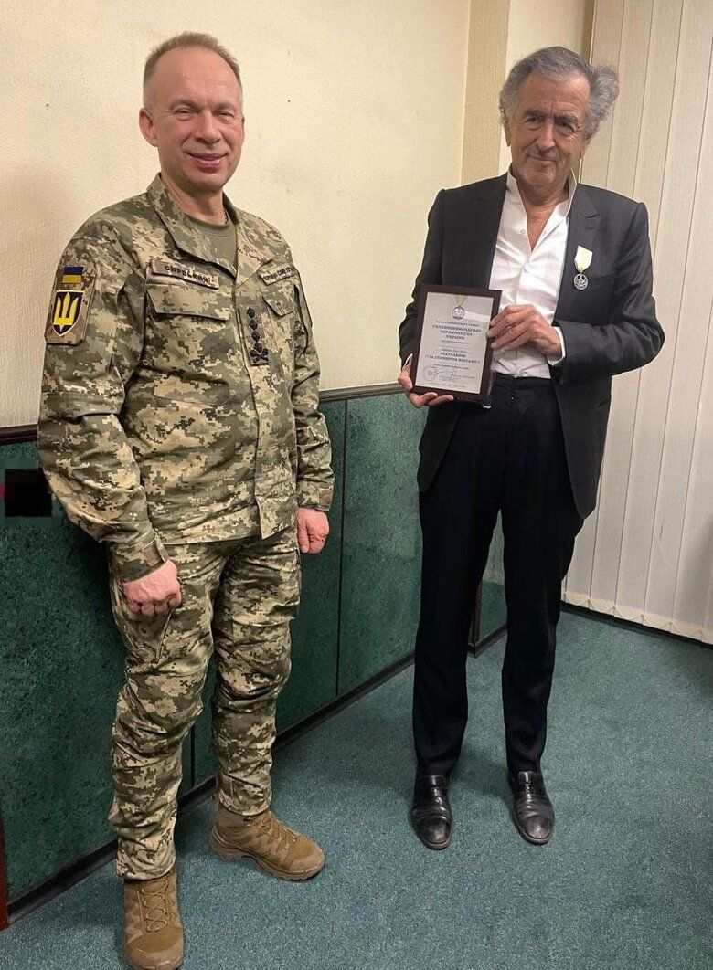 «За сприяння війську»: Сирський вручив французькому філософу-журналісту Леві відзнаку Головнокомандувача