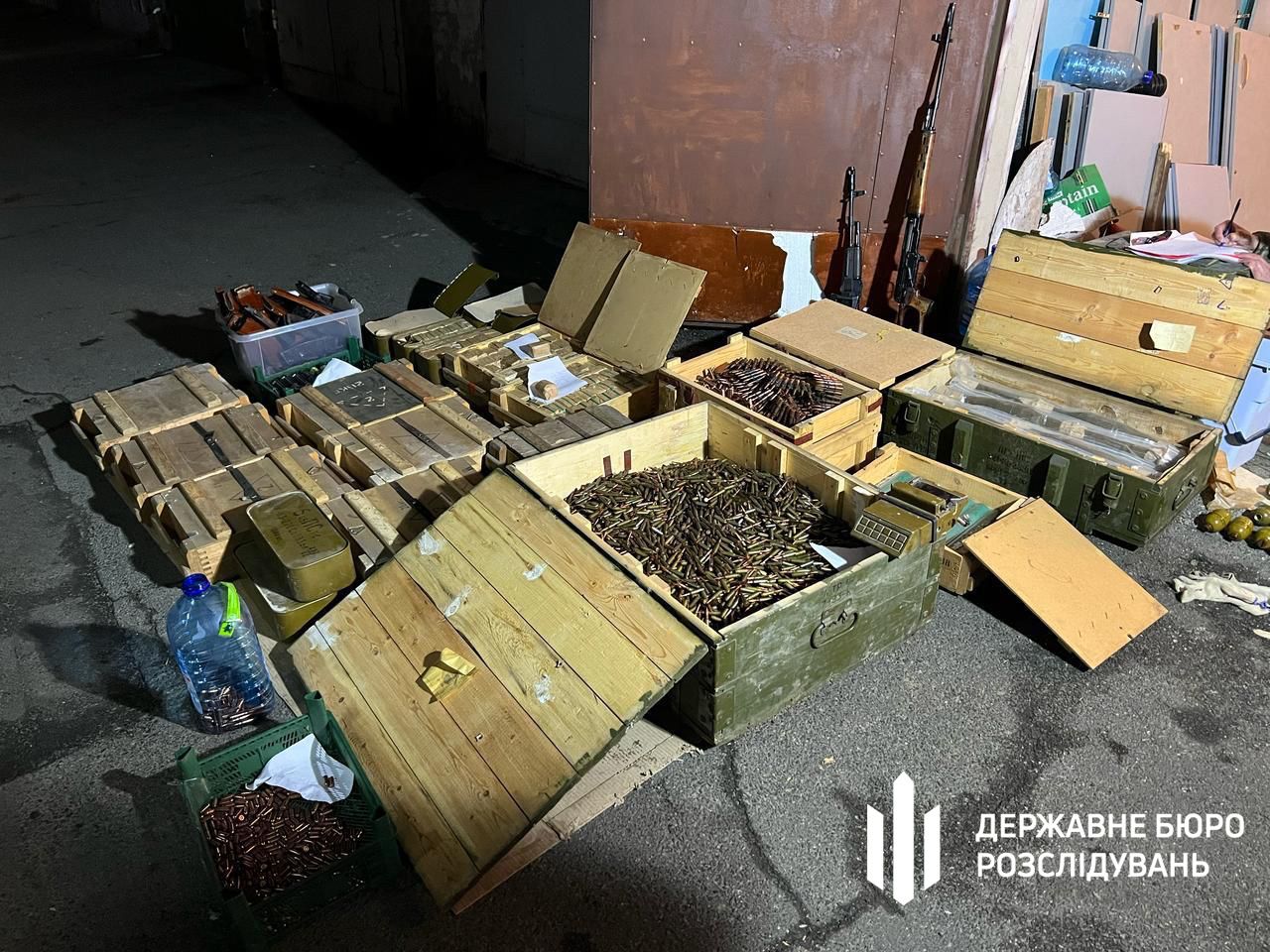 Найпарадоксальнішим виявилося те, що власниками цього арсеналу – працівник одного з правоохоронних органів та його батько.
