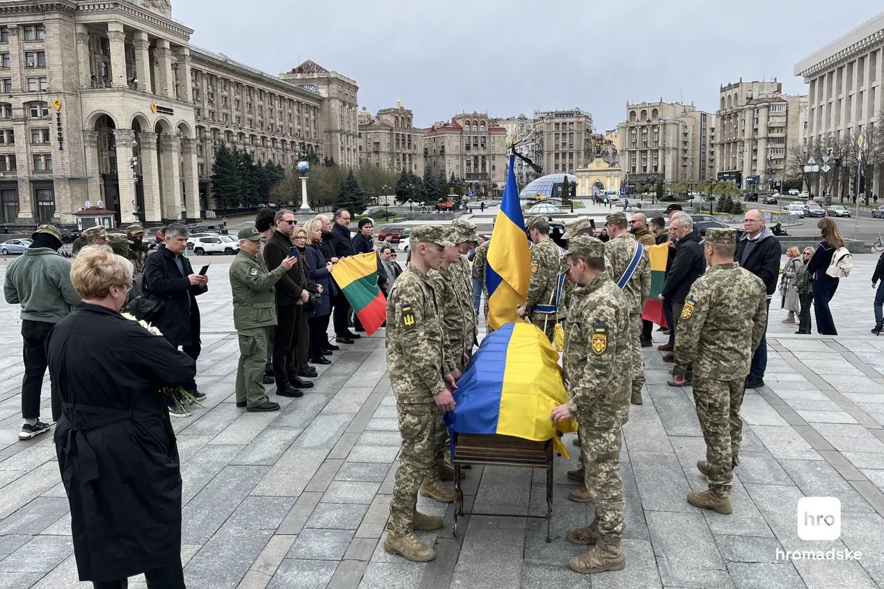 Церемонія прощання з литовським добровольцем Томасом Валенталісом на майдані Незалежності у Києві, 16 квітня 2025 року.