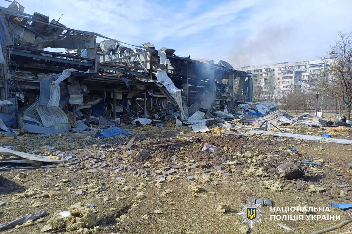 Наслідки удару рф по мікрорайону "Таврійський" в Херсоні.